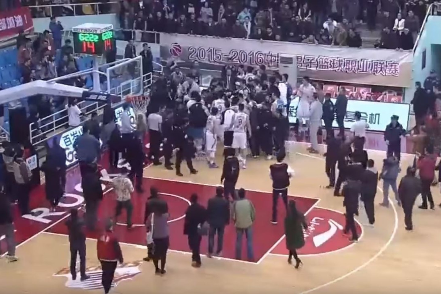 Muštynes raminti bandė apsaugos darbuotojai.