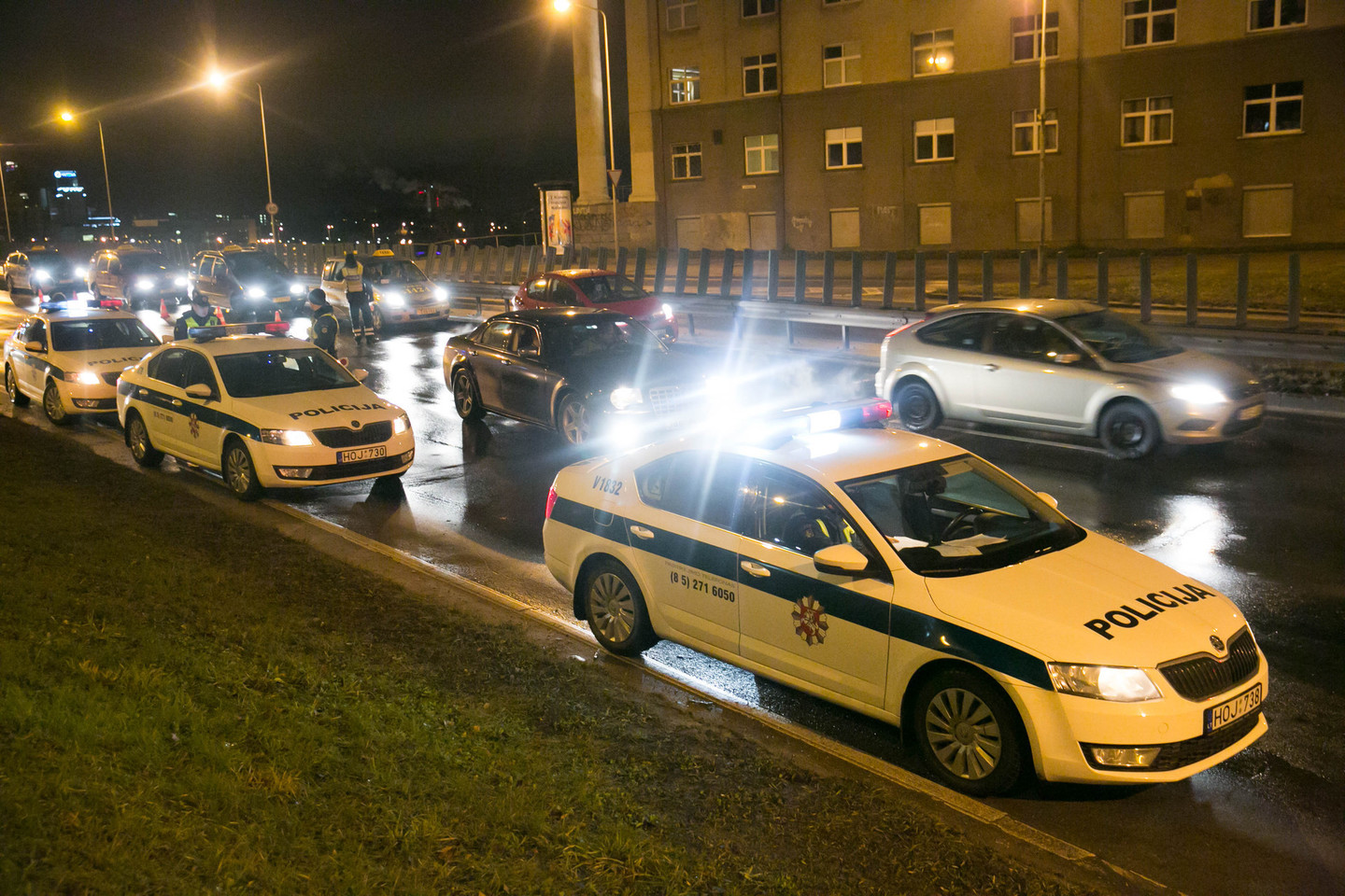 Naktį iš šeštadienio į sekmadienį reidą surengę pareigūnai: automobilių miesto gatvėse buvo nedaug.<br>T.Bauro nuotr.