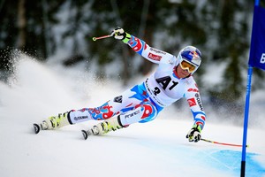 Griuvusį kalnų slidininką nuo baisios traumos išgelbėjo šalmas