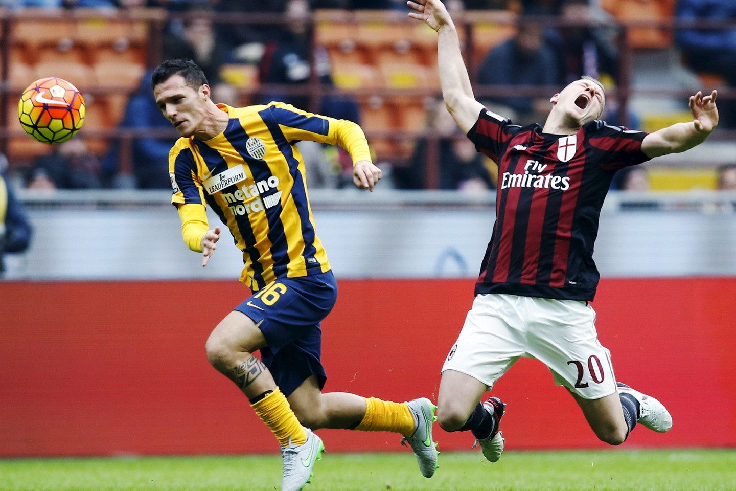 Mažumoje žaidę Milano futbolininkai tenkinosi lygiosiomis.<br>Reuters/Scanpix nuotr.