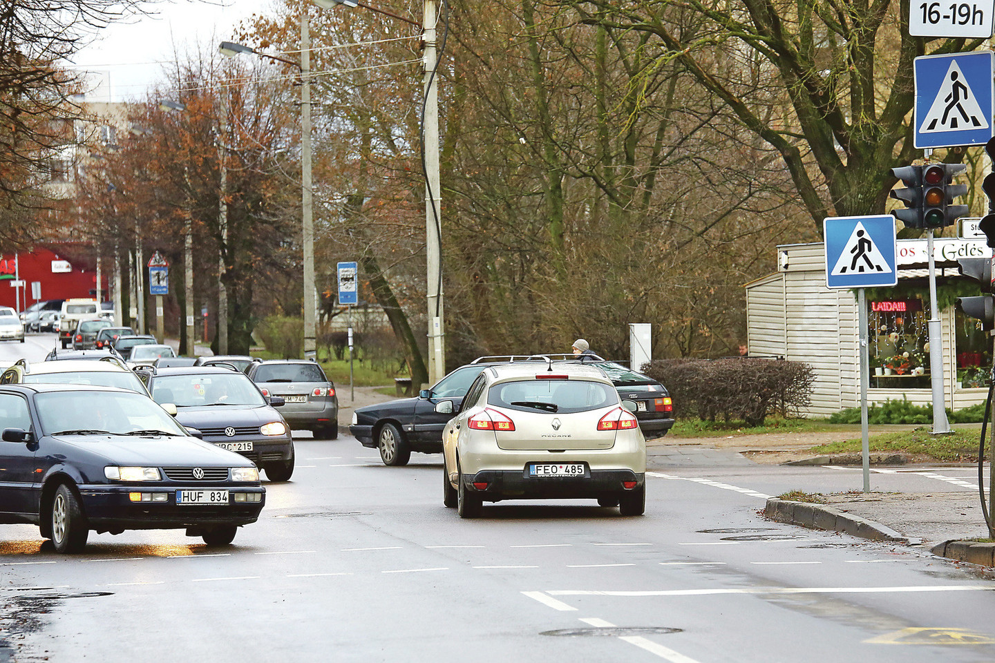 Vienas paskutiniųjų šviesoforo gedimų užfiksuotas gruodžio pradžioje A.Baranausko ir Studentų gatvių sankryžoje.<br>P.Mantauto nuotr.