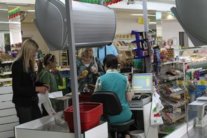 Kasininkė šypsosi pirkėjams, o prieš akis – kraupi jų realybė