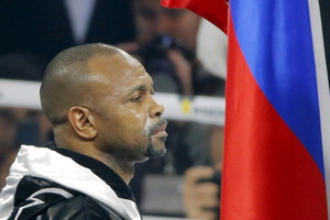 Rusų vėliava apsigaubusi bokso legenda Roy Jonesas – nokautuotas