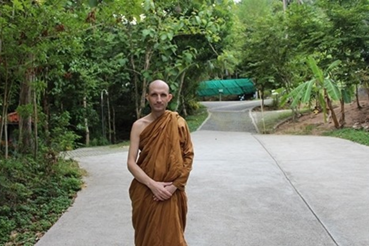 Prieš aštuonerius metus prekybos namų „Askold“ komercijos direktorius H.Drozdas paliko savo postą ir tapo Vipul Phra Dhamma vienuoliu. Dabar jis dėsto Dipabhavano meditacijos centre, kuris yra Tailando saloje Samui.<br>„Forbes.ru“ nuotr.