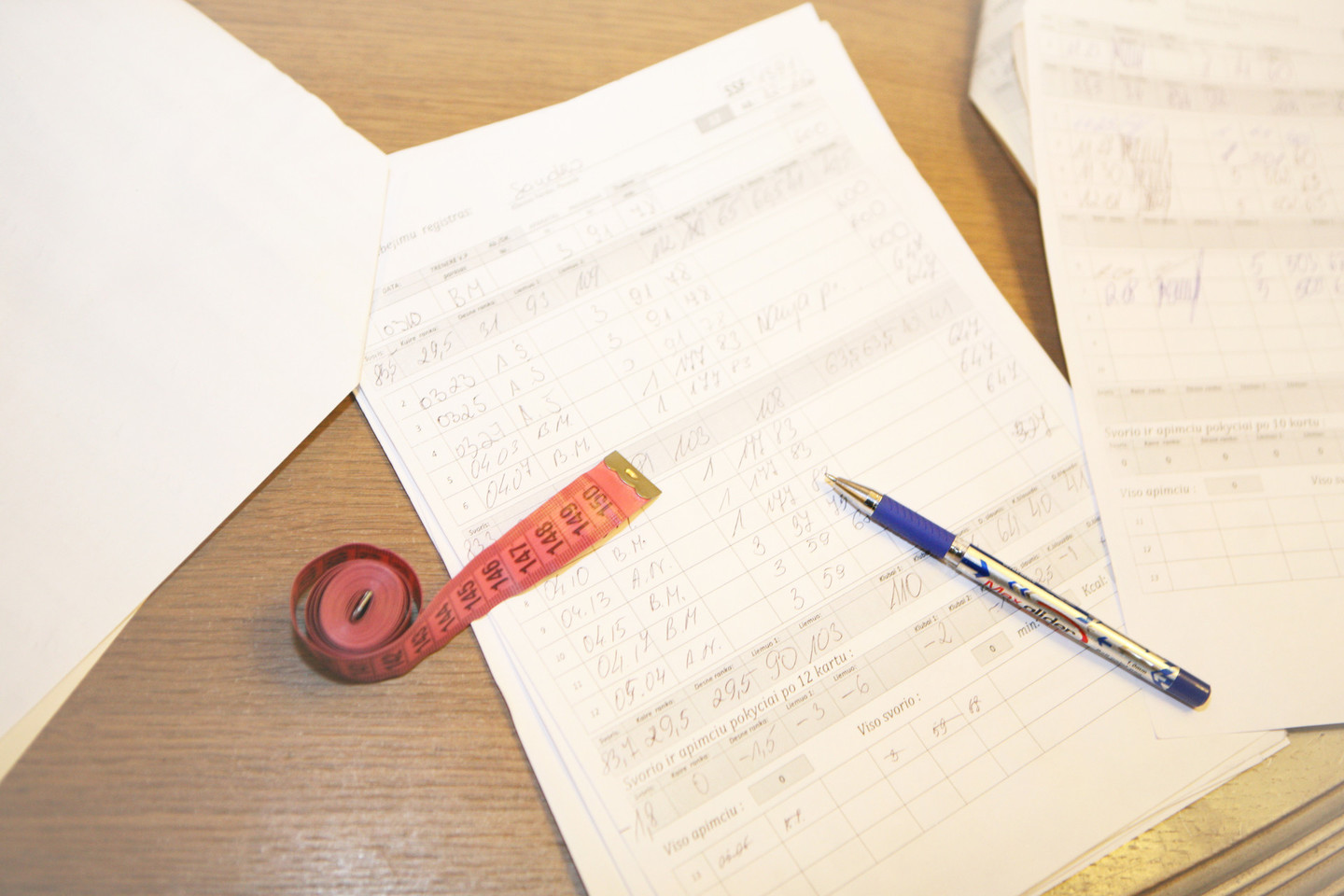 Salono specialistės klientes matuoja, sveria, registruoja rezultatus.<br>S.Kovalčikaitės nuotr.