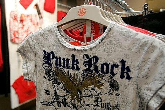 Išaugtus vaikų drabužius pardavusiai mamai – valstybės kirtis