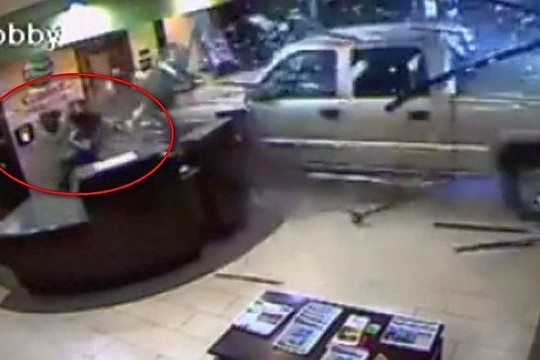 Per plauką nuo nelaimės: įpykęs vyras įvažiavo į viešbutį