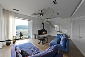 Nesudarkytas vilniečių namų interjeras – su ežeru už lango