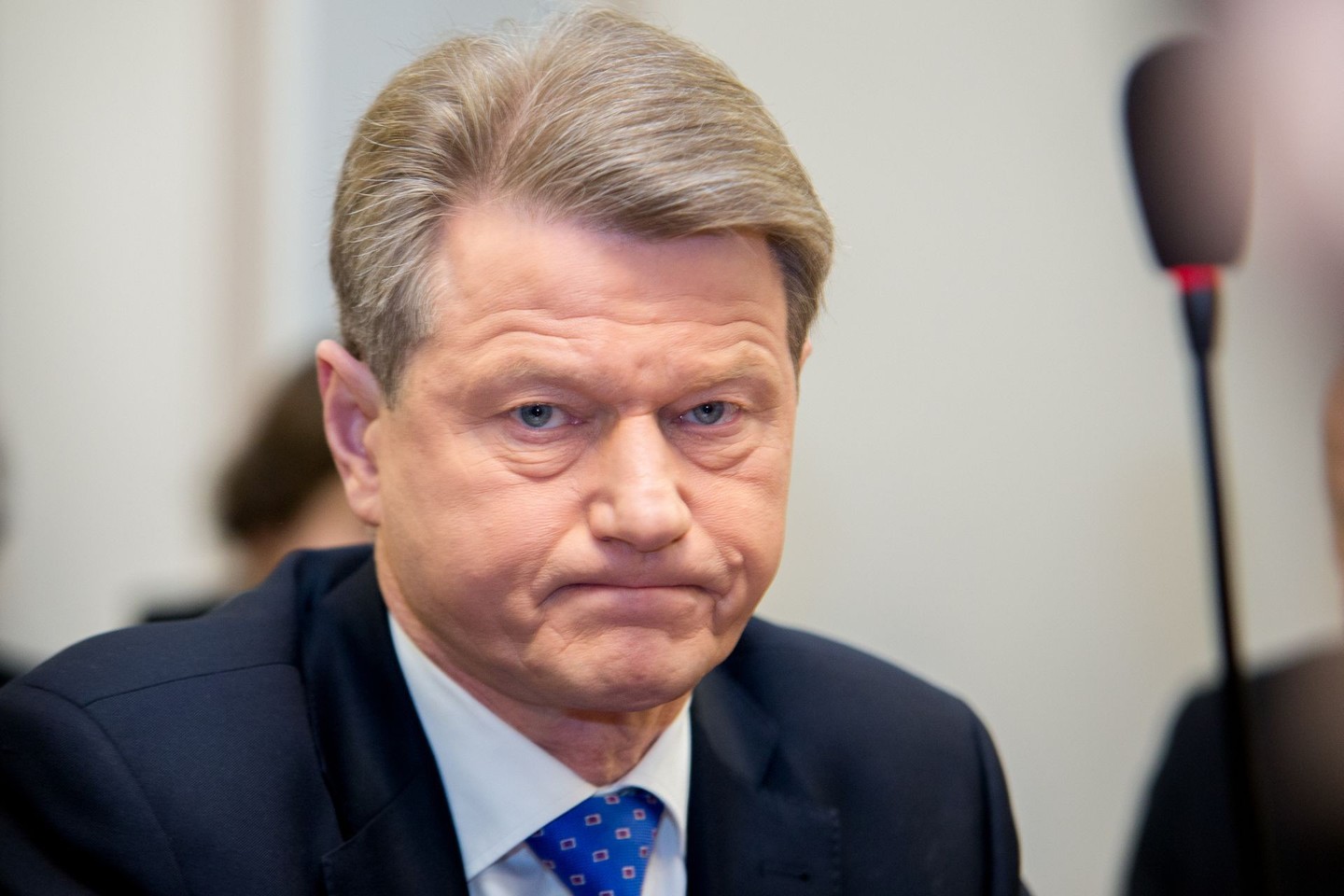 Konstitucinis teismas yra išaiškinęs, kad pareigų per apkaltą netekęs asmuo iki gyvos galvos negali eiti pareigų, kurioms reikia konstitucinės priesaikos.