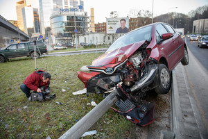 Judrioje Vilniaus gatvėje „Toyota“ pakibo ant atitvarų