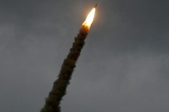 Rusijoje gyvenamąjį namą padegė raketos nuolauža