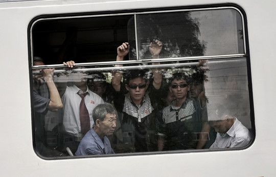 Šiaurės Korėjos sostinės Pchenjano gyventojai važiuoja troleibusu.<br>AP nuotr.