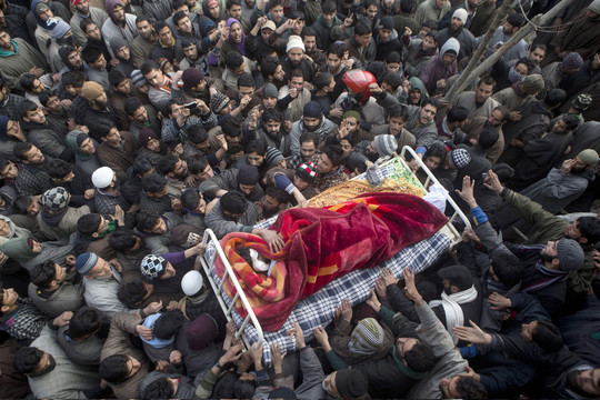 Kašmyro kaimų gyventojai musulmonai neša įtariamo sukilėlio Ishfaqo Ahmedo Maliko kūną per jo laidotuves.<br>AP nuotr.