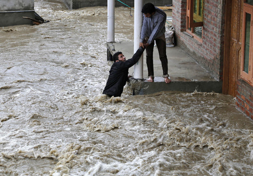Kivirčų skaldomą Himalajų kalnyno Kašmyro regioną plovė potvyniai.<br>AP nuotr.