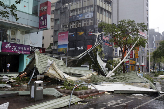 Stiprūs taifūno vėjai nešiojo stogus Taivano sostinėje Taipėjuje.<br>AP nuotr.