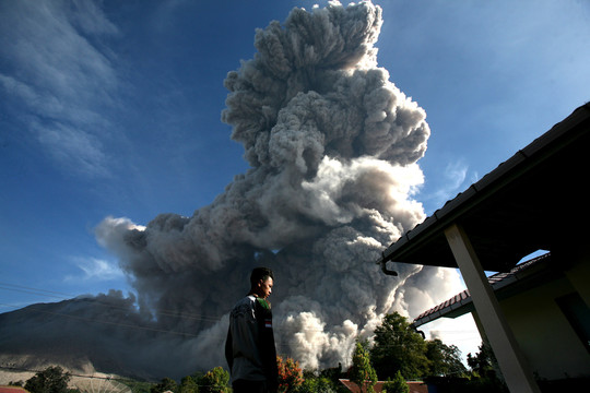Indonezijoje tūkstančiai gyventojų buvo evakuoti, kai Sinabungo ugnikalnis ėmė spjaudytis pelenais ir taškytis lava.<br>AP nuotr.