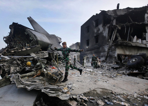 Indonezijoje sudužo šalies karinių oro pajėgų lėktuvas.<br>AP nuotr.