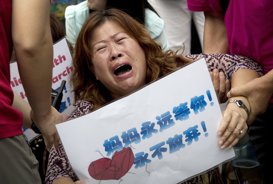 Malaizijos oro linijų skrydžio „MH370“ aukos motina.<br>AP nuotr.