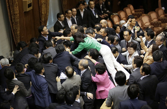 Neramumai Japonijos parlamente, Tokijuje.<br>AP nuotr.