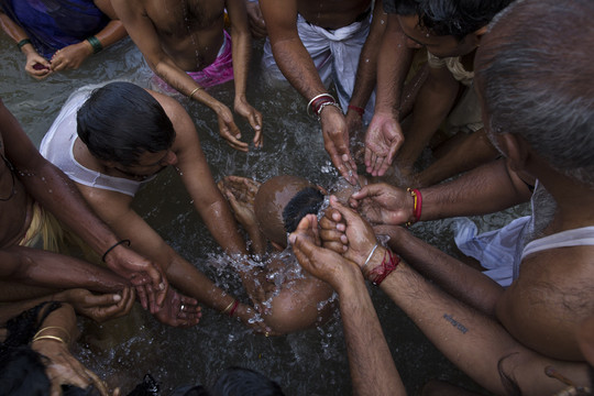 „Kumbh Mela“ festivalis Indijoje. Induistai tiki, kad festivalio metu pasinėrus į šventosios upės vandenis jie yra apvalomi nuo nuodėmių.<br>AP nuotr.