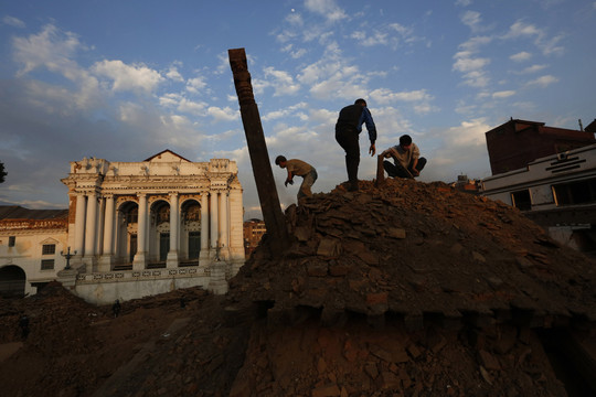 Balandžio 25 dieną Nepalą supurtė 7,8 balų stiprumo žemės drebėjimas, kuris iš viso nusinešė 8413 žmonių gyvybę.<br>AP nuotr.
