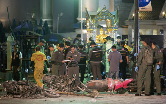 Rugpjūtį Tailando sostinėje nugriaudėjo du sprogimai. Vieno jų taikiniu tapo populiari šventykla.<br>AP nuotr.