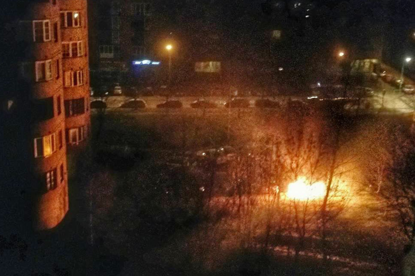 Vilniaus daugiabučio kieme sudeginti du automobiliai.<br>Portalo skaitytojo Povilo nuotr.