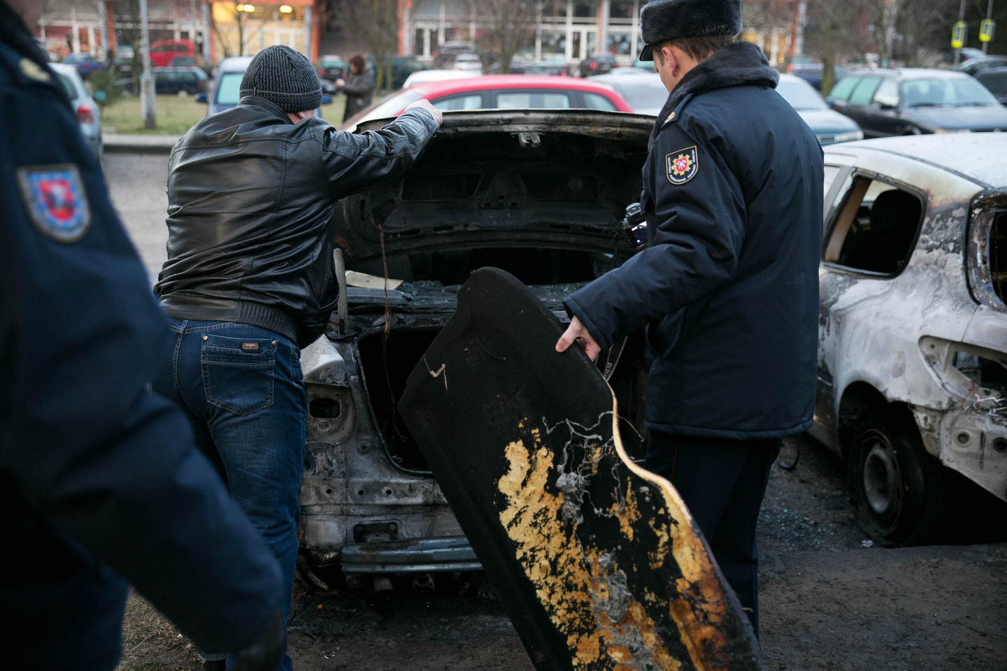 Vilniaus daugiabučio kieme sudeginti du automobiliai.<br>T.Bauro nuotr.