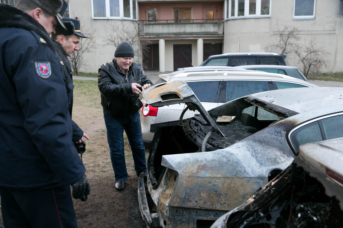 Vilniaus daugiabučio kieme sudeginti du automobiliai.<br>T.Bauro nuotr.