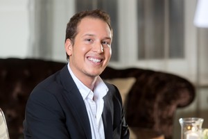 Turtuolis A. Perezas palydovių tinklui merginų ieško Lietuvoje