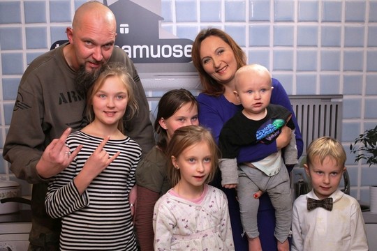 Daugiavaikė šeima paviešino tragedija laikomos santuokos detales