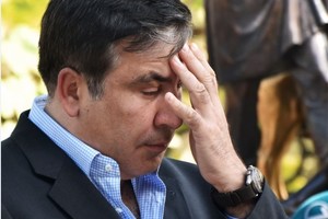 Įpykęs A.Avakovas apliejo M.Saakašvilį vandeniu