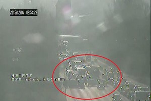 Vilniuje susidarė didelė spūstis, avarija užkimšo Šeškinės kalną