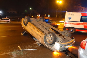 Kaune „Mercedes-Benz“ čiuožė stogu, nukentėjo vairuotoja