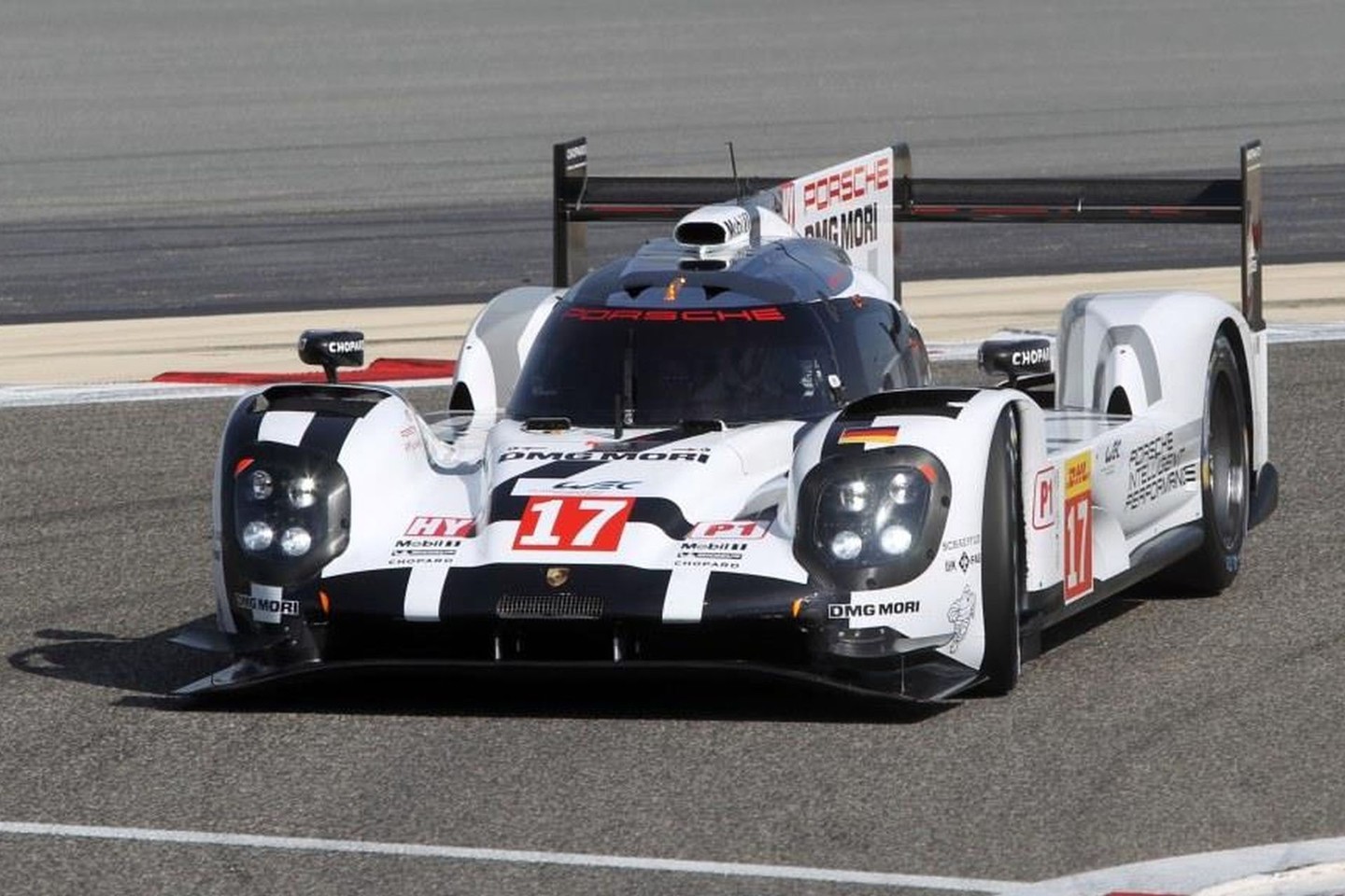 Pagrindinėse WEC taurės lenktynėse Le Mane vietoje trijų „Porsche“ automobilių varžysis du.<br>Gamintojo nuotr.