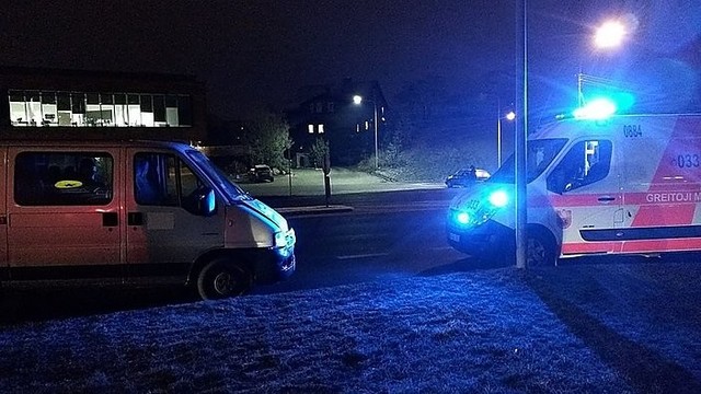 Vilniuje automobilis partrenkė per gatvę ėjusią moterį