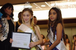 Erikos Santos dukra pasipuošė gražuolės karūna