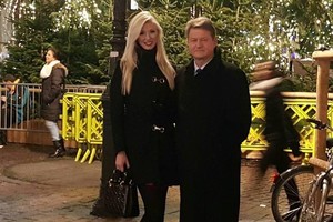 Inga Stumbrienė Strasbūru grožisi kartu su tėvu Rolandu Paksu