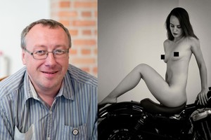 Lietuviškame erotiniame kalendoriuje – nuogalės ant motociklų