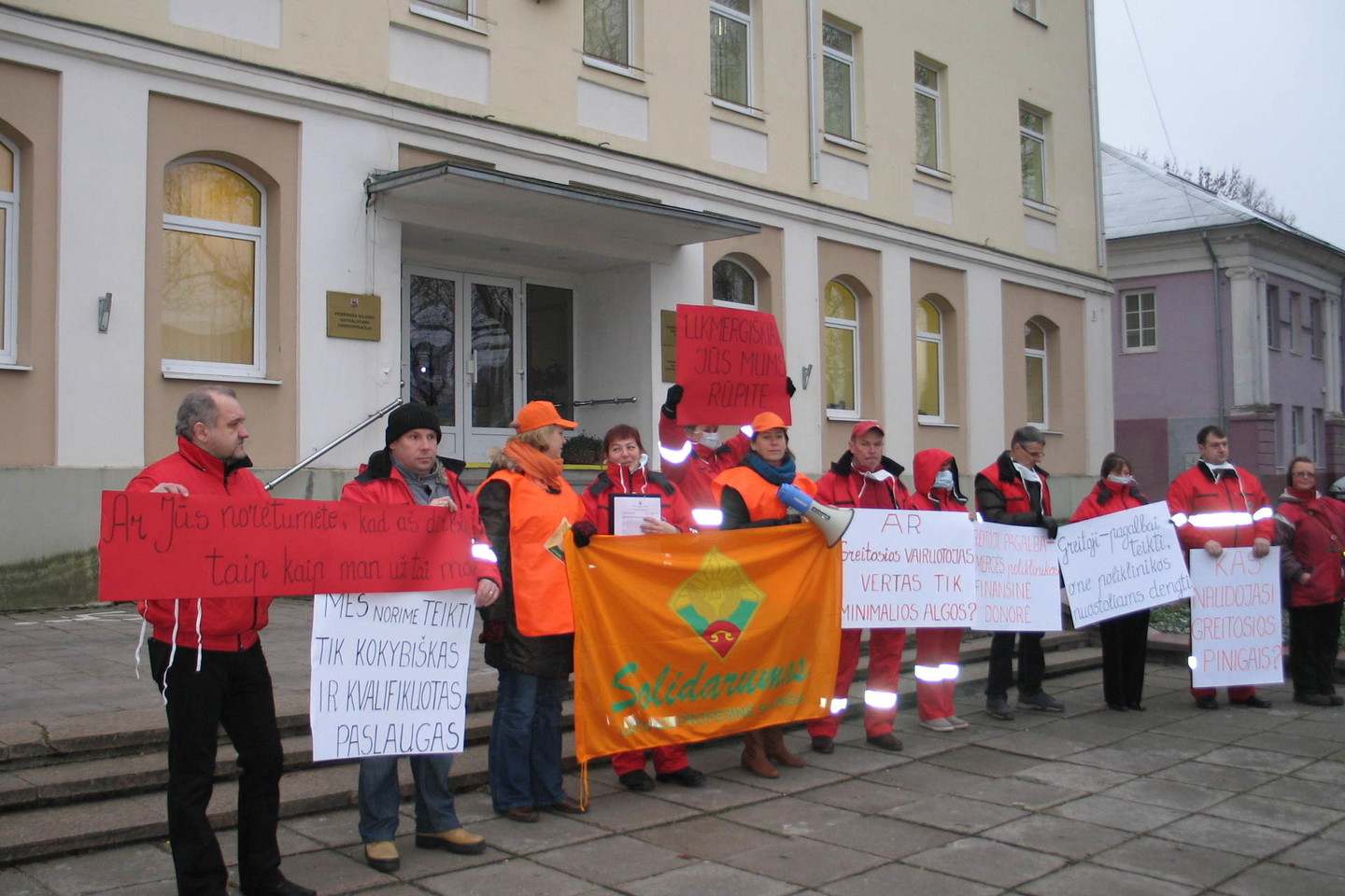 Į pirmąjį savo piketą prie Ukmergės savivaldybės susirinko daugiau nei dešimt greitosios medicinos pagalbos darbuotojų.