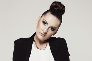 Išgirskite: atlikėja Dagna uždainavo apie artėjančias Kalėdas