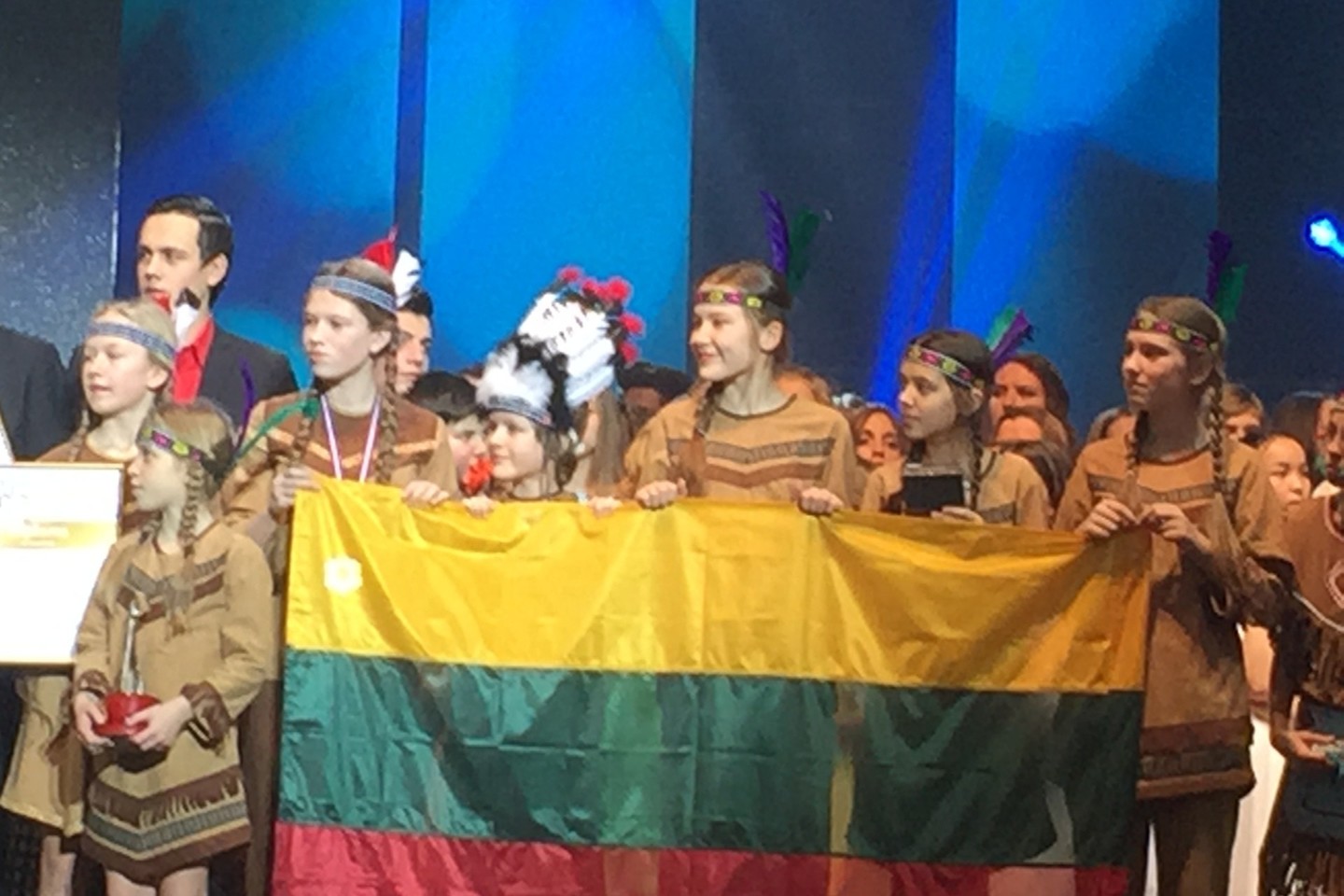 Scenoje – „Saulės vaikai“.