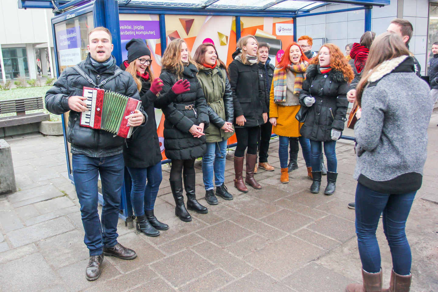 Ketvirtadienį Kaune prasidėjo originali KTU ansamblio „Nemunas“ akcija – jos metu viešojo transporto keleiviai bus linksminami kalėdinėmis dainomis.<br>G.Bitvinsko nuotr.