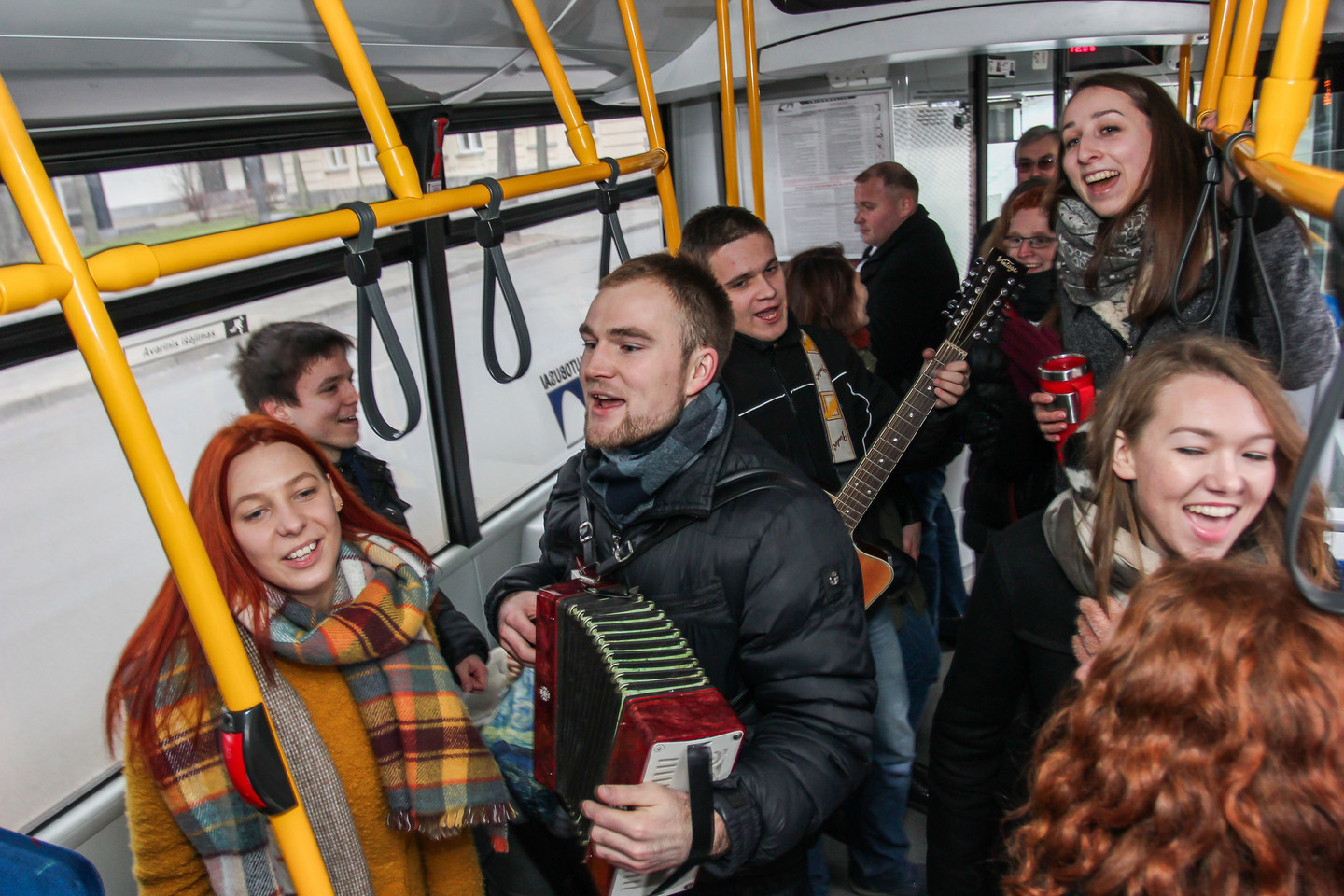 Ketvirtadienį Kaune prasidėjo originali KTU ansamblio „Nemunas“ akcija – jos metu viešojo transporto keleiviai bus linksminami kalėdinėmis dainomis.<br>G.Bitvinsko nuotr.