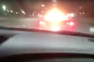 Nufilmavo, kaip „Ferrari“ viduryje gatvės virto ugnies kamuoliu