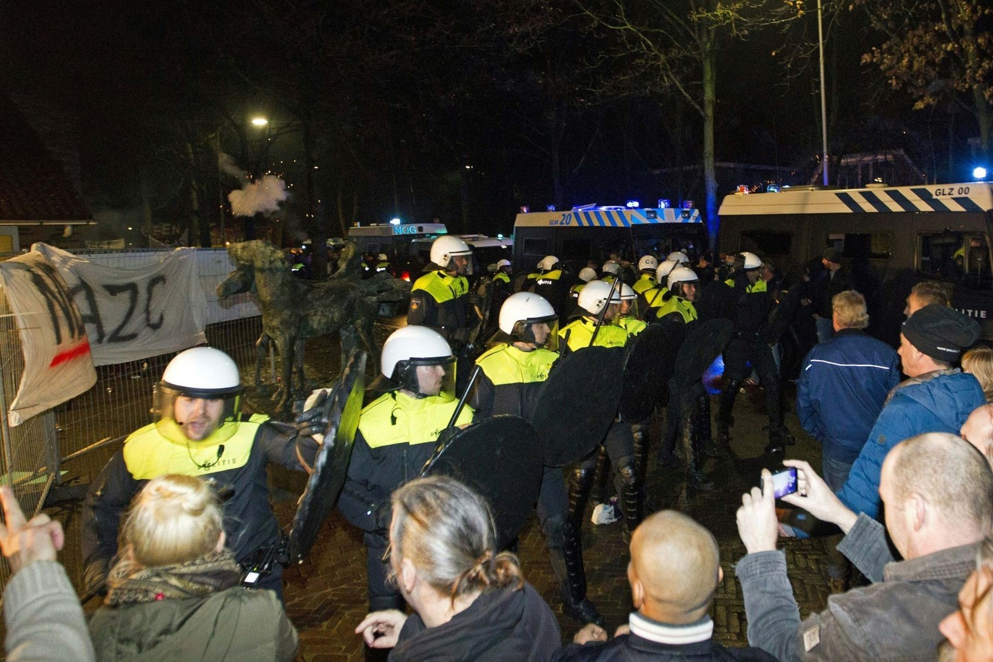 Policija sulaikė kelis asmenis, dalyvavusius riaušėse.