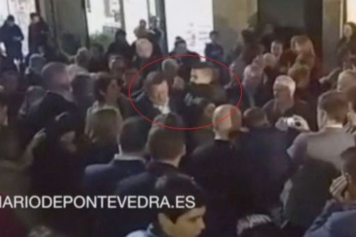 Incidentas įvyko premjerui vaikštant po Ponteverdą su Liaudies partijos, kuriai jis vadovauja, aktyvistais.