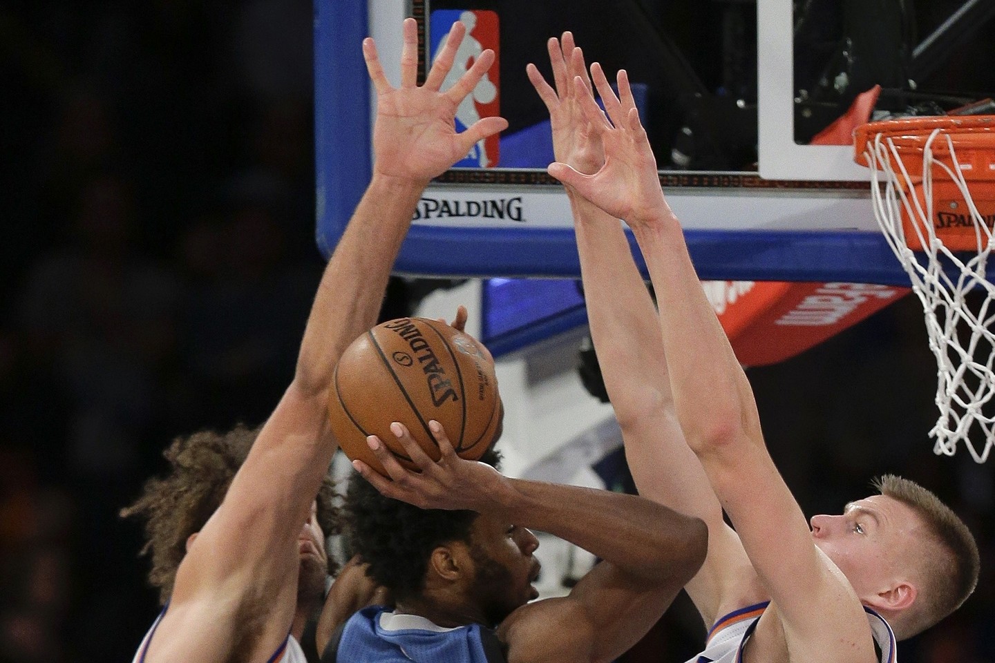 K.Porzingis (dešinėje) blokavo septynis varžovų metimus.