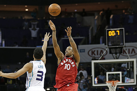 Pergalingą „Raptors“ metimą sugriovė minutės pertraukėlė