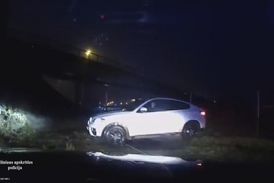 BMW X6 gaudynės: šūviai į padangas ir vairuotojo pabėgimas